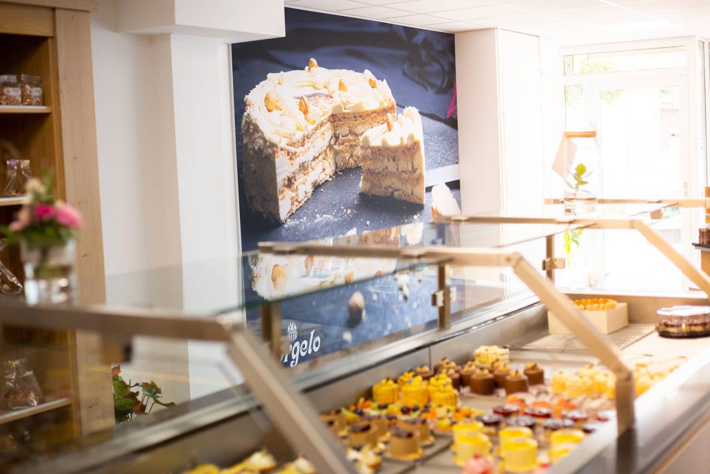 Vitrine met gebak bij Banketbakkerij Dorgelo