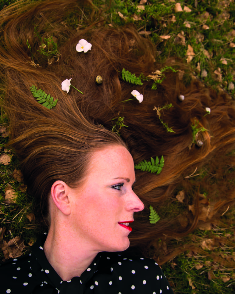 Portret uit Drenthe Magazine: vrouw met bloemen in haar haar