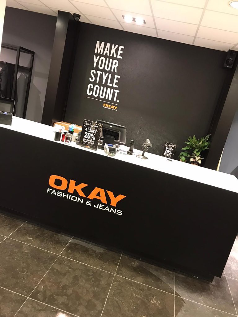 Winkelbalie met het logo van Okay Fashion & Jeans