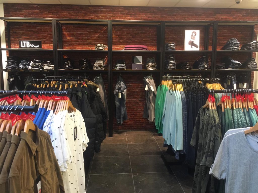 Jeanspresentatie in een Okay winkel